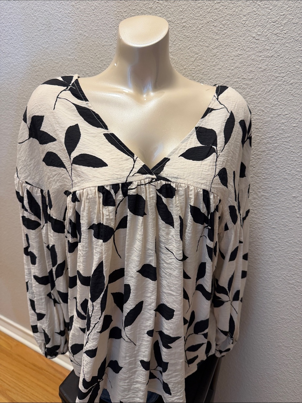 Source Unknown White Tunic Top with Black Leaf Print